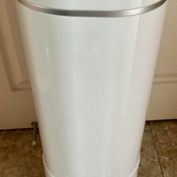 Munchkin  Step Diaper Pail - Like New