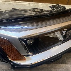 2018 Audi A5 Right side head light xenon 