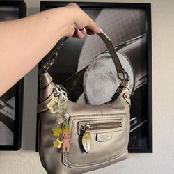 Coach 2008 metallic silver leather shoulder bag 🩶✨