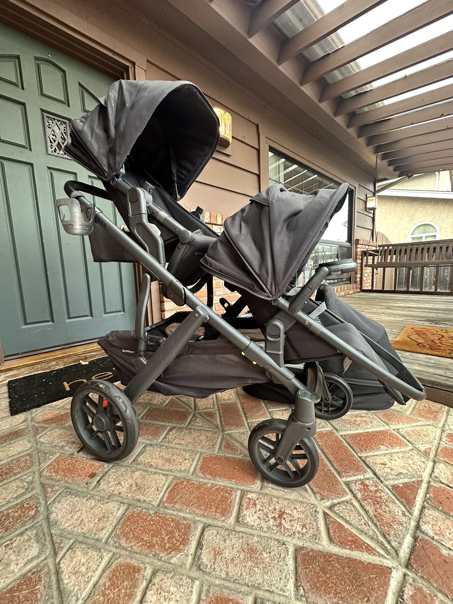 Uppababy Vista V2 Stroller With Toddler And Rambler Seats Bassinet and MANY Accessories