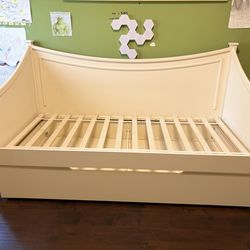 Beautiful twin daybed with trundle