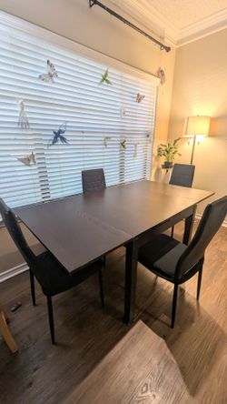 Extendable Dining Table with 4 Chairs