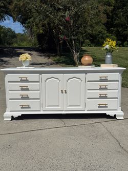 Beautiful Thomasville 9 drawer dresser