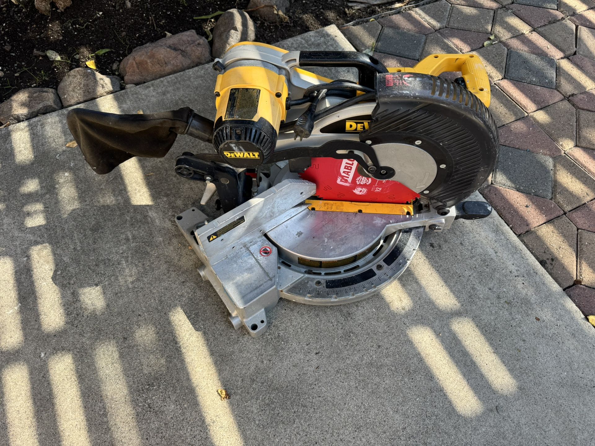 Dewalt DW716 Miter Saw