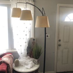 Floor lamp with iron base - arm with 3 arches, 3 lamps with traditional, tall, modern, elegant and contemporary lampshade.