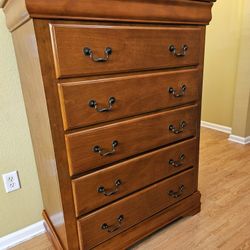 Clean and Nice 5 Drawer Chest  / Tall Dresser.