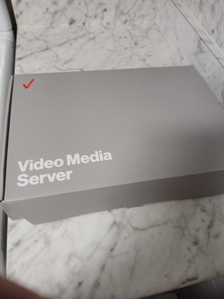 VERIZON ROUTER AND REMOTE 