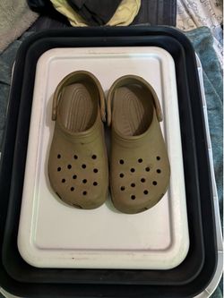 Crocs size M4  W6