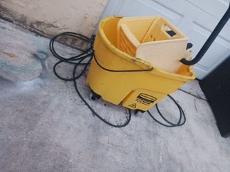 RUBBERMAID EX LARG MOP BUCKET WITH WRINGER LIKE NEW 18 FIRM