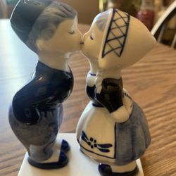 Delfts Blue Holland Kissing Boy And Girl