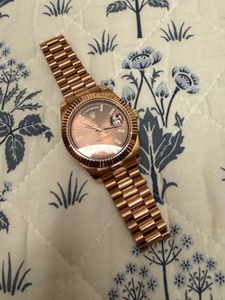 Men’s brown/rose gold watch