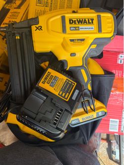 New dewalt 18g Finish nailer with battery and charger