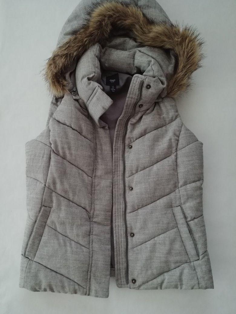 Puffer vest with hood