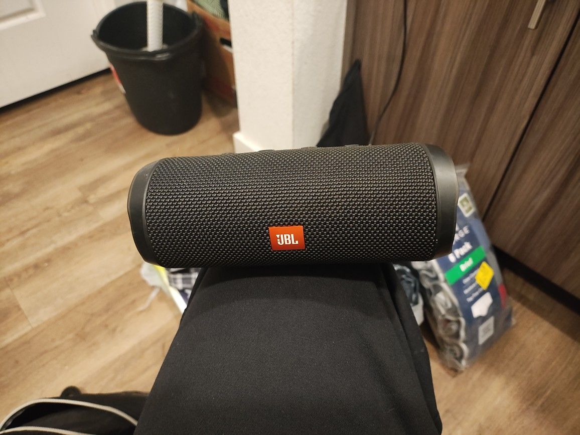 JBL Flip 4 Bluetooth Speaker