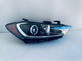 2017-2018 HYUNDAI ELANTRA RIGHT SIDE HEADLIGHT HALOGEN OEM (434)