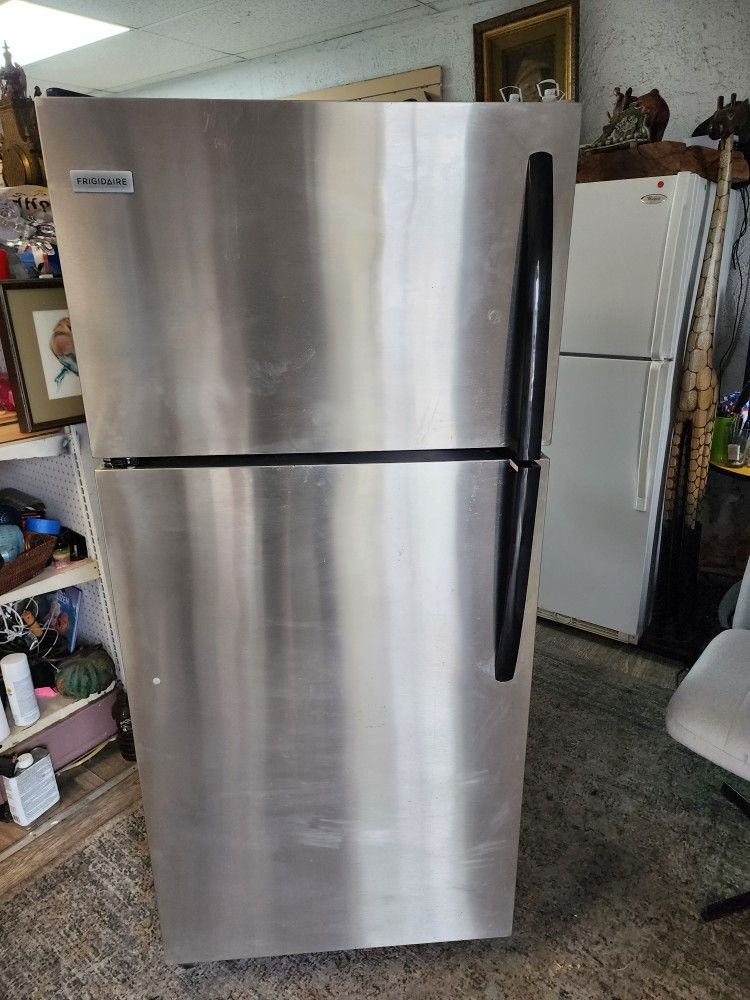 Frigidaire Refrigerator 65x28x30