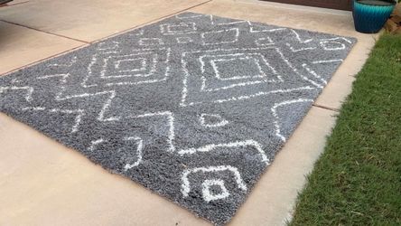 Beautiful Imperial Gray Area Rug. Used in good condition!