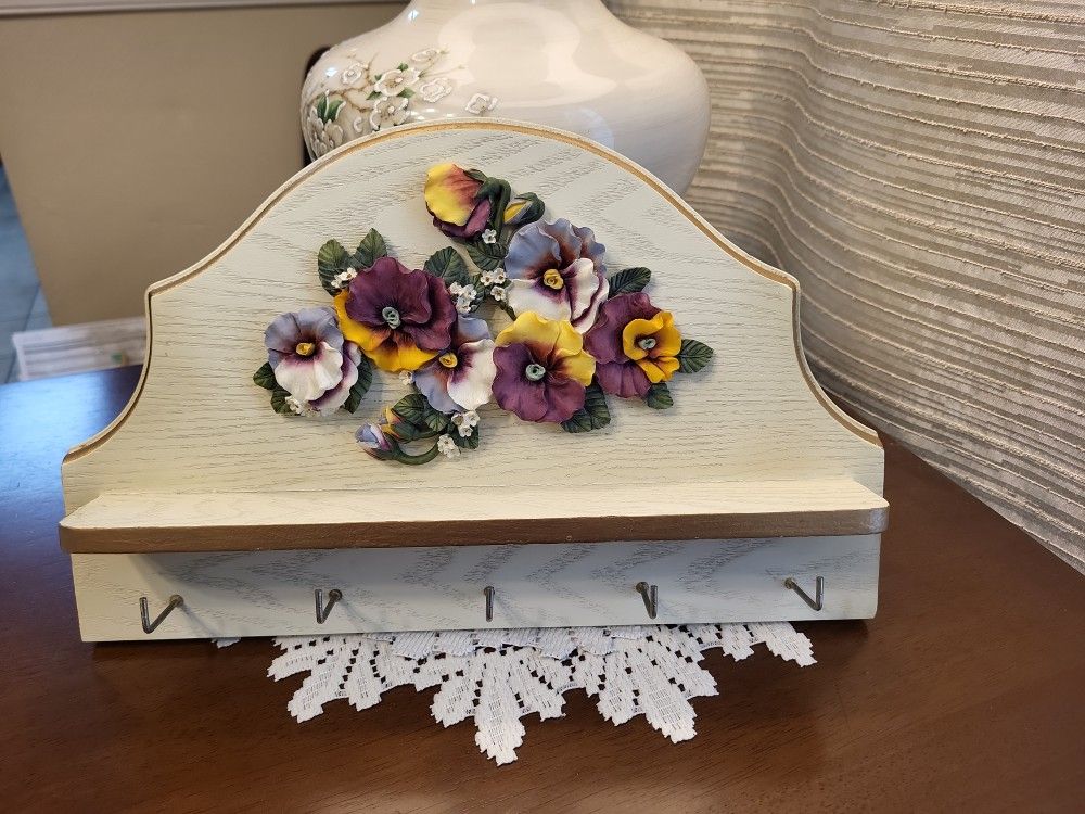 Wood Key Keeper Pansy Flower