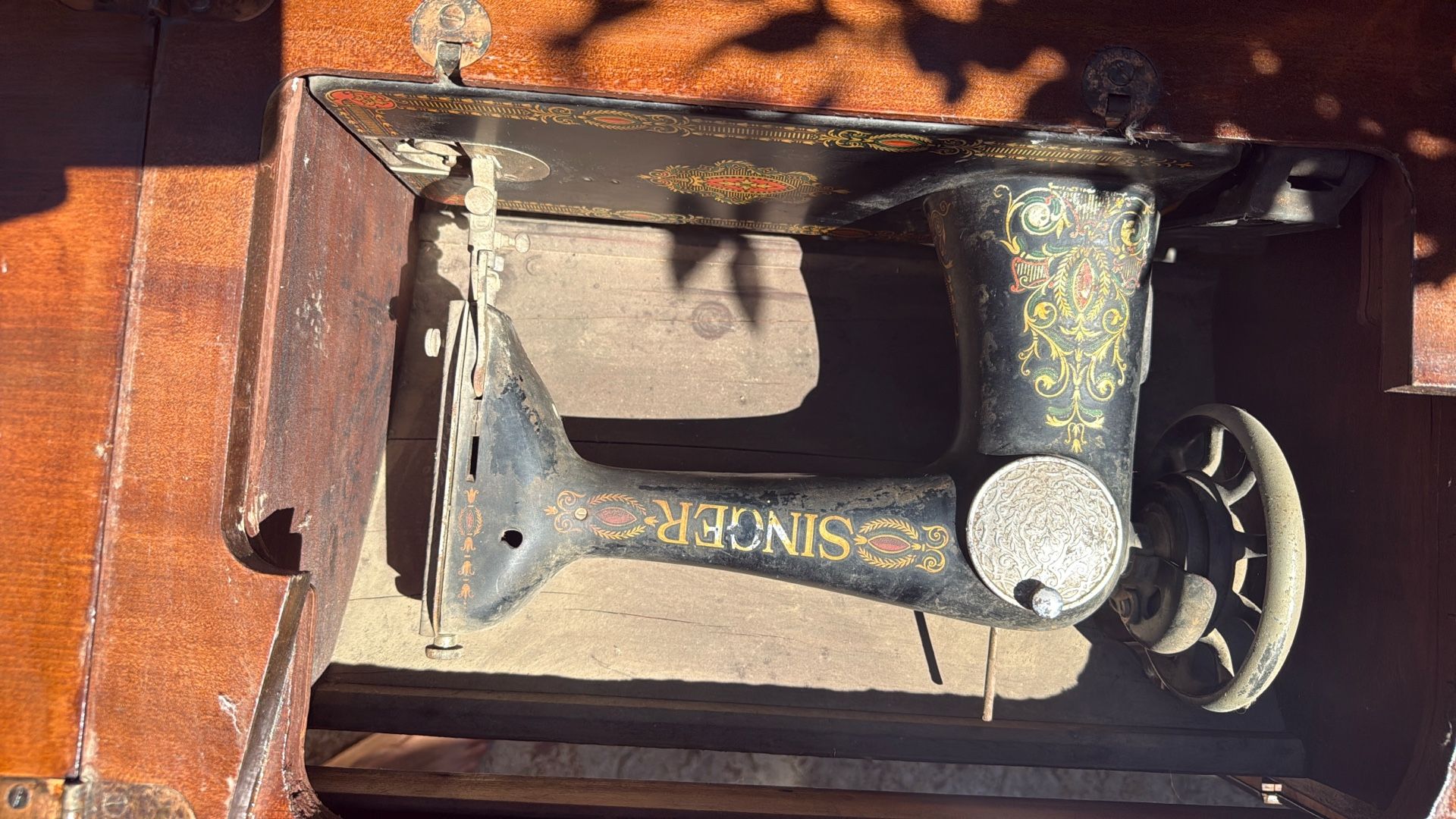 Rey eye Antique Singer Sewing Machine With Table.  