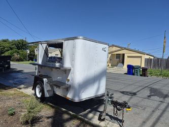 Trailer 6ft from the asphalt to the roof 4ft wide 7ft long