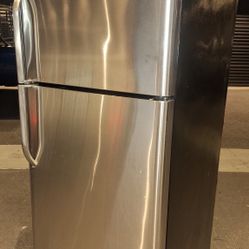 APARTMENT SIZE REFRIGERATOR,19CF(DELIVERED)