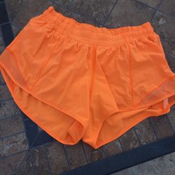 Lululemon Hotty Hot Size 4, 2.5"