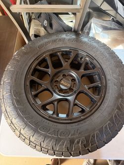 Brand New Toyo Open Country A/T III 215/75R15 on KMC Wheel – Never Mounted