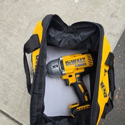 Brand new Dewalt 20v cordless impact wrench, 1/2 drive size, 3 speed setting,1,015ft-lb torque brushless. (TOOL ONLY)