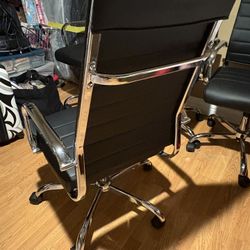 4 Beautiful Black And Chrome Chairs On Casters In Great Shape