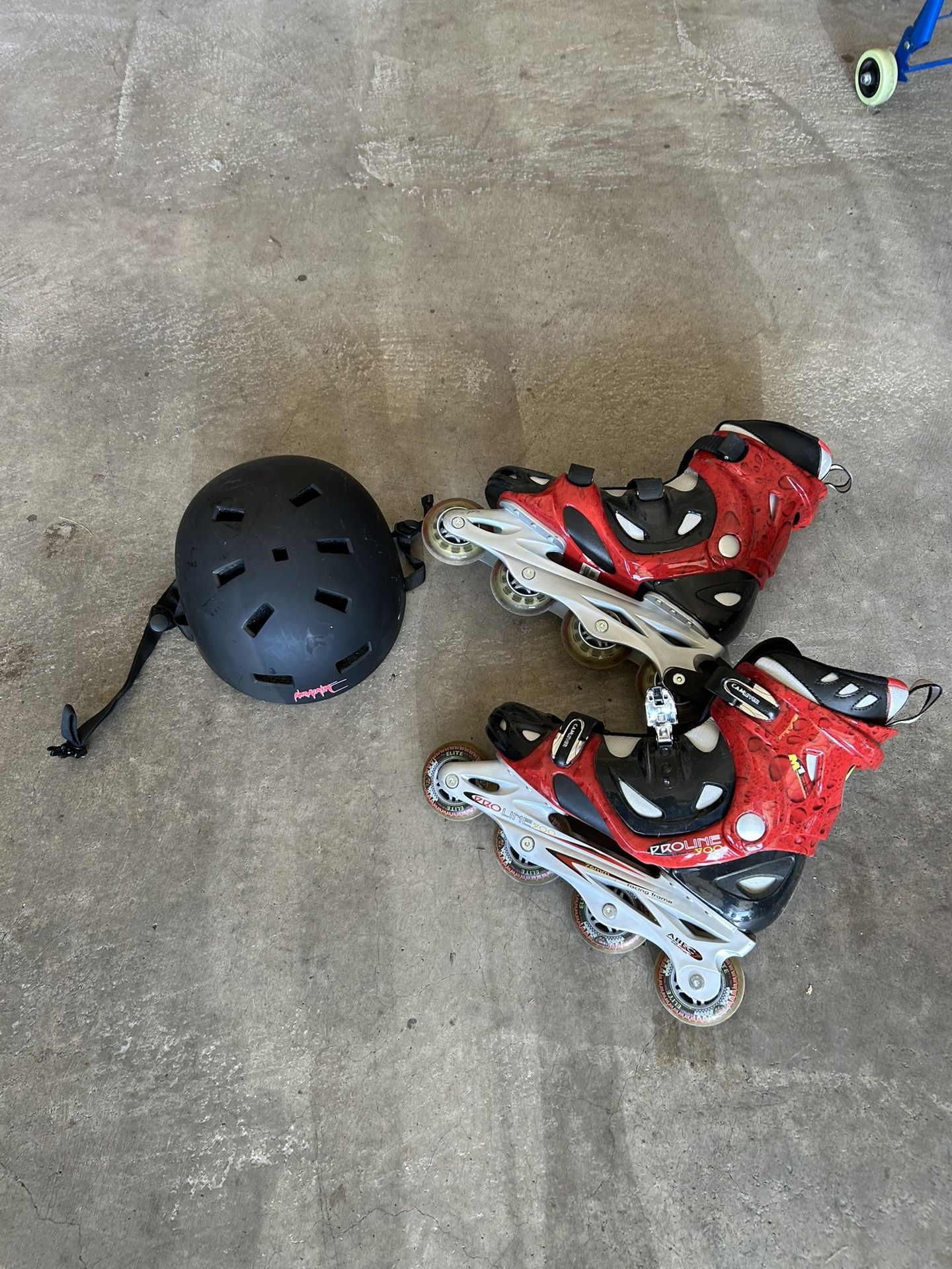 Adult Rollerblade with Helmet (Mint, Good as New. Size 11 but fit pretty much all sizes with adjustable straps)