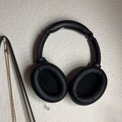 Sony - WH1000XM4 Wireless Noise-Cancelling Over-the-Ear Headphones - Black