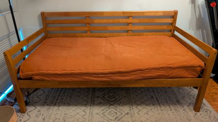 Daybed w/ Mattress and free Cover