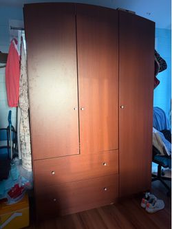 Armoire/wardrobe closet