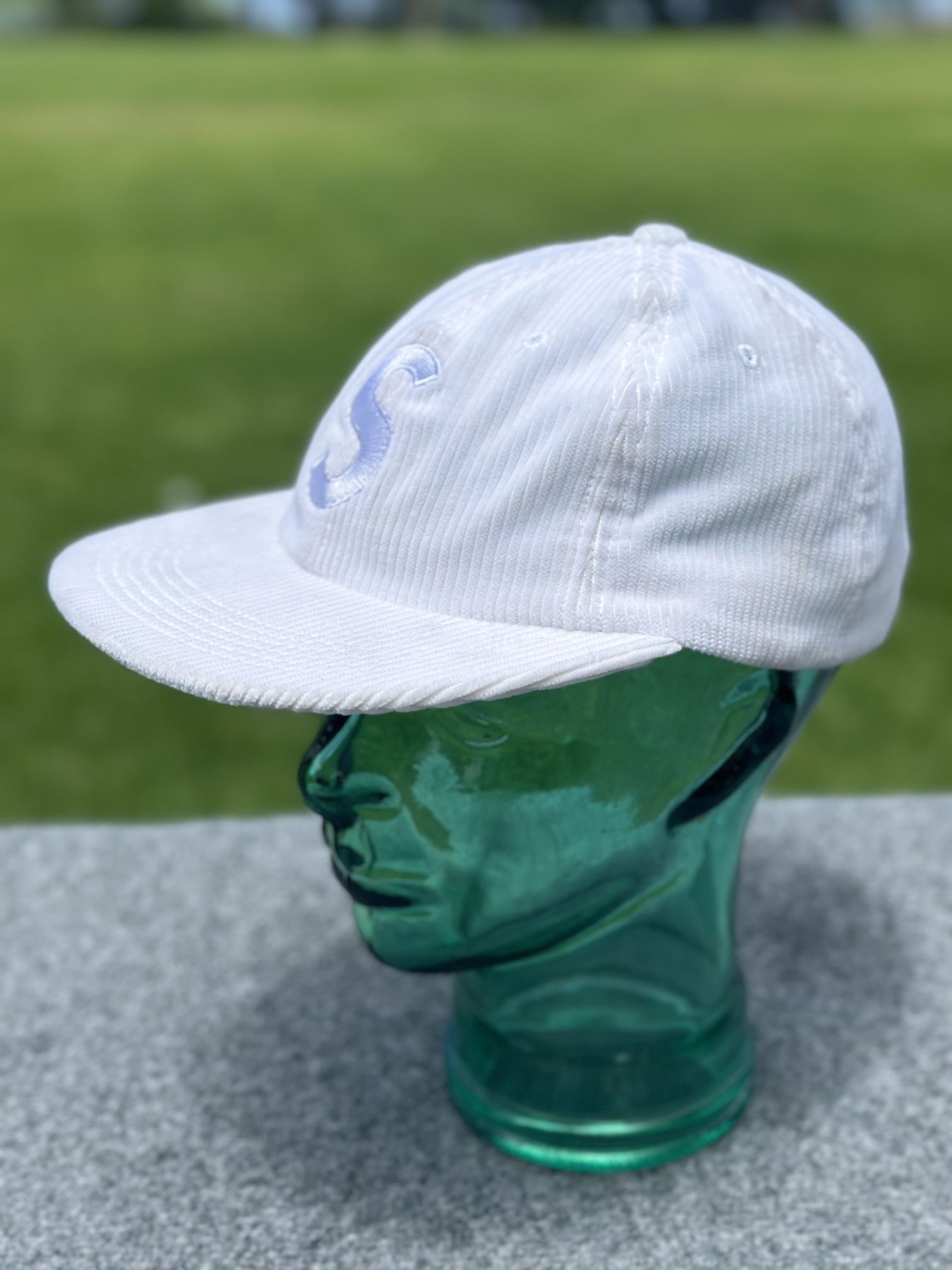 帽子 Supreme Script Corduroy 6-Panel White Supreme Script Corduroy 6-Panel (FW22) - $58