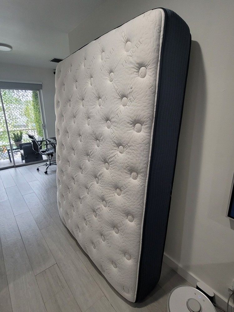 Thick Queen Mattress Excellent Condition for Sale in Hollywood, FL