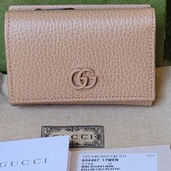 NIB GUCCI MARMONT TAN PEBBLED LEATHER TRI FOLD WALLET
