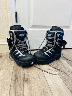 RUOUTSIDE SNOW MOBILE BOOTS SIZE 6