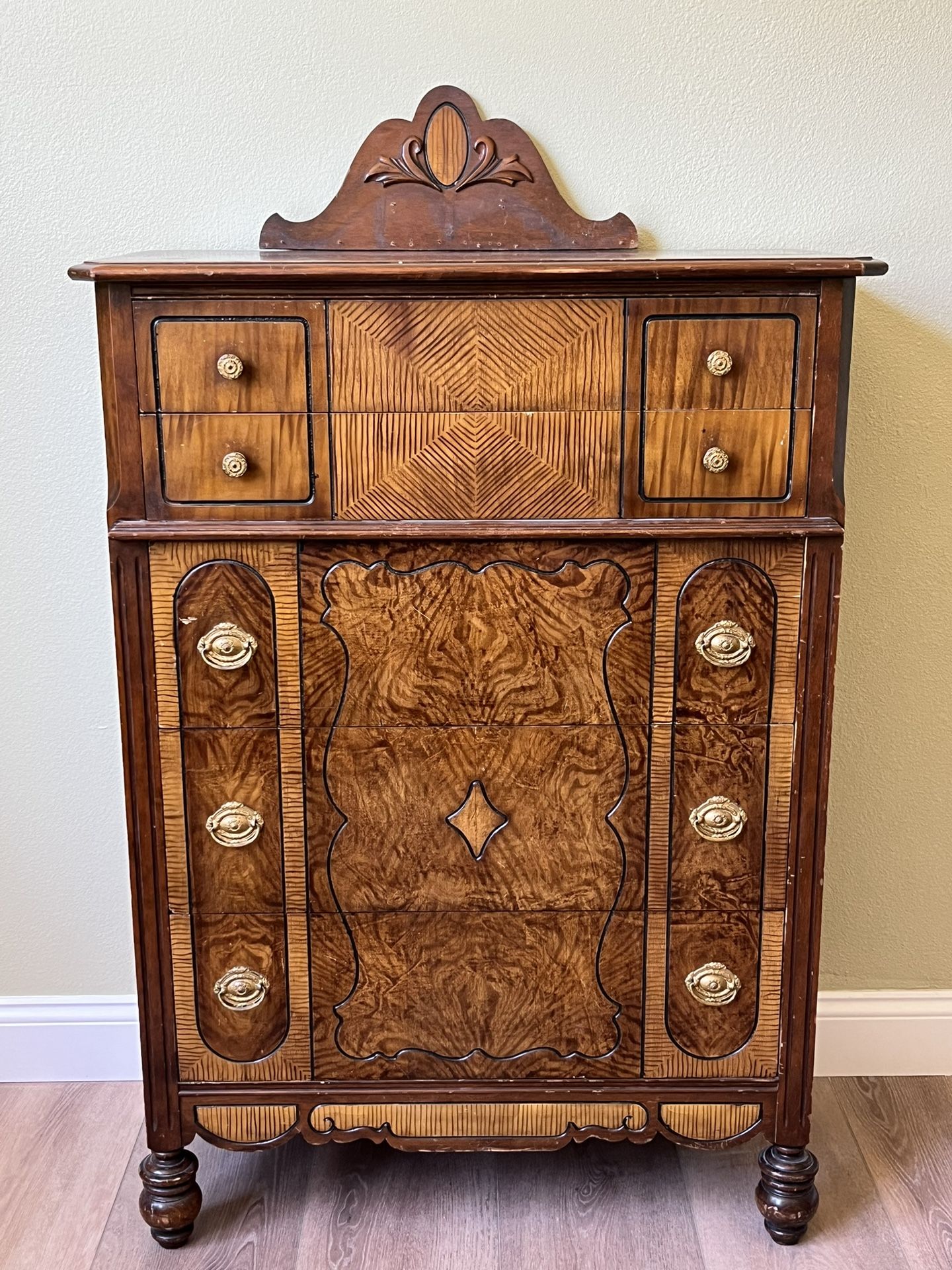 Beautiful three-piece antique bedroom set – full bed, vanity, and dresser