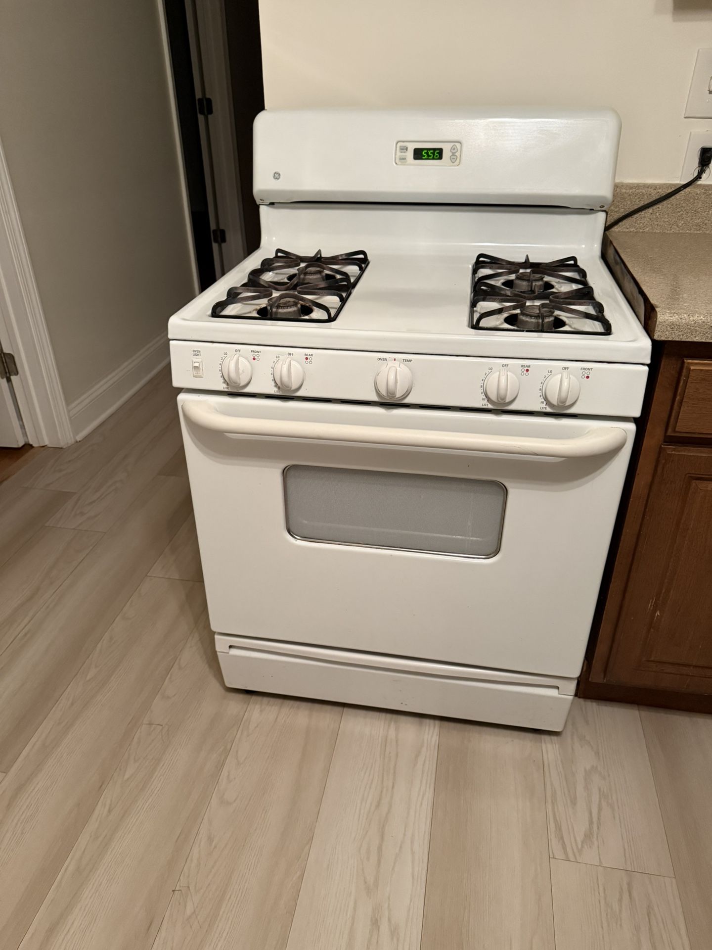 GENERAL ELECTRIC WHITE STOVE IN WORKING CONDITION. $150.00 OR BEST OFFER.