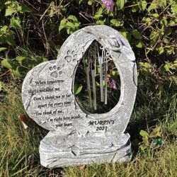 This personalized wind chime pet headstone is suitable for use as an outdoor grave marker for cats and dogs, or for indoor display as a pet memorial k