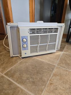 Air Conditioner, Window Unit. Works Great
