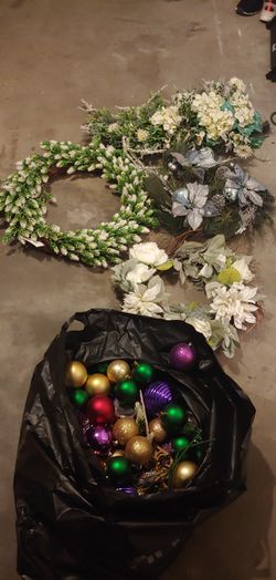 Christmas Wreaths , Ornaments Thumbnail