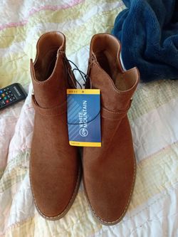 Women's size 8 and 1/2 White mountain ankle boots