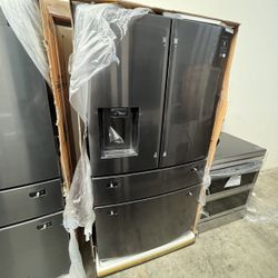 SAMSUNG NEW BLACK STAINLESS STEEL COUNTER DEPTH REFRIGERATOR WITH ICE / WATER DISPENSER AND FLEXZONE MIDDLE DRAWER CONVERTS FRIDGE TO FREEZER 