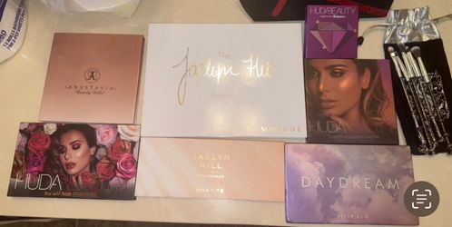 Make Up Pallets And Make Up Brushes 