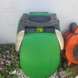 ((READ AD))((Boken))((HOOD D--SERIES Johndeere)) Riding Mower 