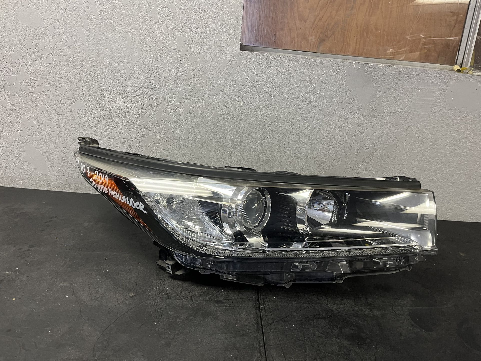 2017-2018-2019 TOYOTA HIGHLANDER RIGHT HEADLIGHT OEM USED 