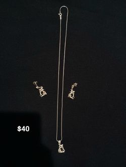 set of earrings  and silver necklace/juego de aretes y collar de plata