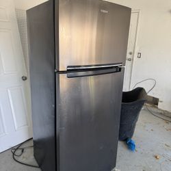 Refrigerator With Ice Maker 