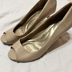 Woman’s Classic Nude Heels Size 7.5